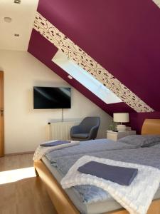 1 dormitorio con cama y techo púrpura en Ferienwohnung Finkenschlag, en Speyer