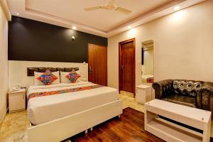 Vuode tai vuoteita majoituspaikassa FabHotel SRK Platinum Inn