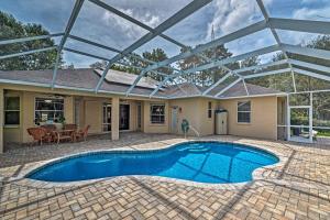 una piscina frente a una casa en Country Paradise Retreat about 5 Mi to River! en Brooksville