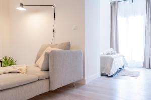 Łóżko lub łóżka w pokoju w obiekcie Suites Alfonso X