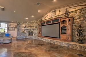 En TV eller et underholdningssystem på Flawless Durango Home with Theater and Pool Table