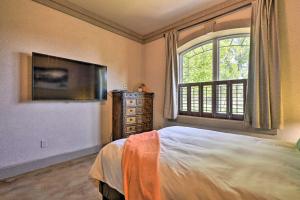En eller flere senger på et rom på Flawless Durango Home with Theater and Pool Table