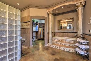 Et bad på Flawless Durango Home with Theater and Pool Table