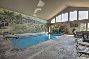 Swimming pool sa o malapit sa Flawless Durango Home with Theater and Pool Table