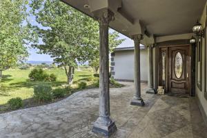 En hage utenfor Flawless Durango Home with Theater and Pool Table