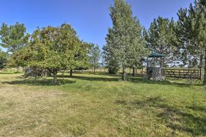 En hage utenfor Flawless Durango Home with Theater and Pool Table