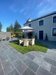 Um jardim no exterior de Inch View Lodge