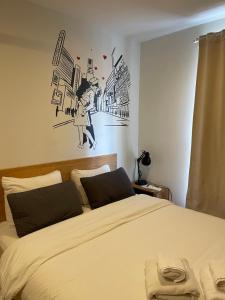 1 dormitorio con 1 cama con un dibujo en la pared en Chelsea Rooms NYC, en Nueva York