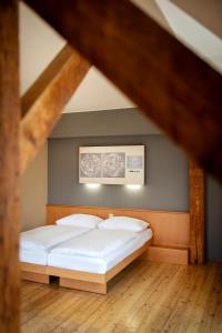 1 dormitorio con 2 camas en un ático en JUFA Hotel Judenburg, en Judenburg