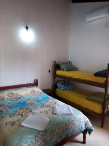 une chambre avec deux lits superposés dans une pièce dans l'établissement León Apart -un dormitorio-, à Corrientes
