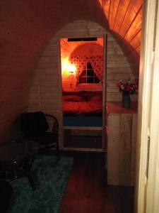 mały pokój z łóżkiem w domu w obiekcie Wellness Kokořín w mieście Kokořín