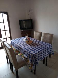 une table à manger avec un chiffon bleu et blanc dans l'établissement León Apart -un dormitorio-, à Corrientes