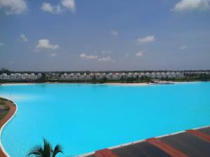 a large pool with blue water in the foreground at Casa de vacaciones in Veracruz