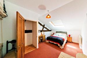 1 dormitorio con 1 cama en el ático en Les Gîtes de Brives, en Brives-sur-Charente