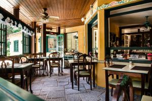 a dining room with tables and chairs in a restaurant at Urikana Boutique Hotel in Teresópolis