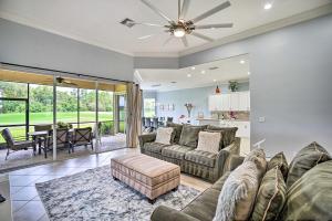 een woonkamer met een bank en een tafel bij Fish, Boat and Golf! Naples Gem with Resort Perks in Naples