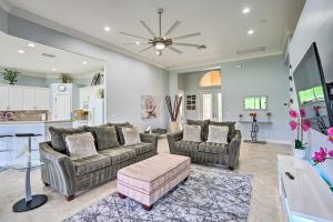 - un salon avec deux canapés et un ventilateur de plafond dans l'établissement Golf Course Views and Resort Amenities Naples Oasis, à Naples