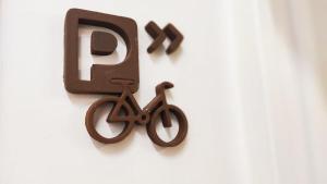 a sign with the letter p on a wall at Ynaira hotel & Spa in Ariany