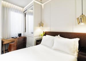a hotel room with a bed and two lamps at Boutique Hotel H10 Montcada in Barcelona