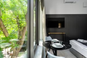 a dining room with a table and a window at Apartamenty L11, Limanowskiego in Poznań