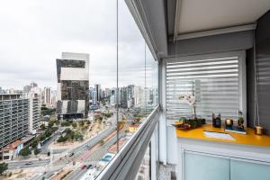 um escritório com vista para uma cidade em "Book Your Stay at Homelike Faria Lima in Pinheiros Stunning City Views Pool and Parking by Okaeri Home em São Paulo