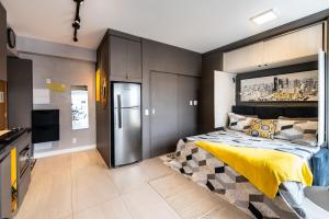 Krevet ili kreveti u jedinici u objektu Homelike Faria Lima by Okaeri Home Vista Incrível, Piscina e Estacionamento em Pinheiros