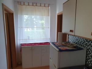 OelsnitzにあるMonteurwohnung Spartan Oelsnitz am Hegebach Self Check-inの窓とカウンタートップ付きのキッチン +23枚の写真