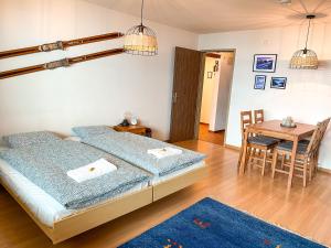 Postel nebo postele na pokoji v ubytování Studio Apartment Alpine Lodge (36m2) - Bettmeralp - Ski in/out - South facing, overlooking the Alps