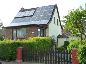 ein Haus mit Solarzellen auf dem Dach in der Unterkunft Fewo Rabe in Lauterbach