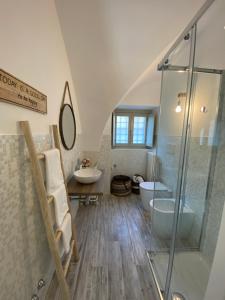 La salle de bains est pourvue d'une douche, de toilettes et d'un lavabo. dans l'établissement Casa Meraki - Apartment, à Bergame