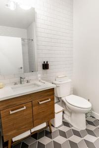 uma casa de banho com um WC e um lavatório em Kislak 604 1BR Penthouse with Stunning Rooftop Terrace em Newark