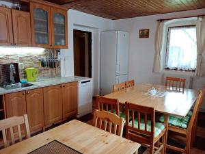 Kuchyň nebo kuchyňský kout v ubytování Šumavská rekreační chalupa