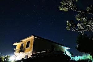 een gebouw 's nachts met de sterren in de lucht bij Al Bosco delle Api in Gallicchio