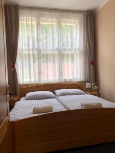 Postel nebo postele na pokoji v ubytování Hotel Obecná Škola