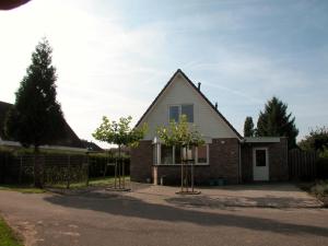 een huis met twee bomen ervoor bij Park Nest in Zeewolde