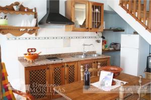 una cocina con fregadero y encimera en Apartamentos Rurales El Molino De Morillas, en Galera 12 fotos más