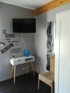 Camera con scrivania e TV a parete. di Le Clos Louisiane a Saint-Loup-Hors