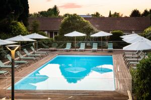 a swimming pool with chairs and umbrellas at Résidence de Diane - Toulouse in Toulouse +36 photos