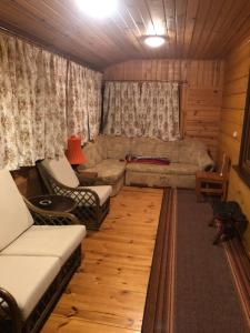 Część wypoczynkowa w obiekcie Czerwony Domek na Podlasiu przy lesie