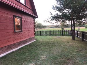 Ogród w obiekcie Czerwony Domek na Podlasiu przy lesie