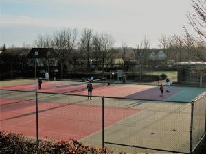 eine Gruppe von Leuten, die Tennis auf einem Tennisplatz spielen in der Unterkunft Park Nest in Zeewolde