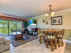 sala de estar con mesa y sofá en South Seas Beach Villa 2313, en Captiva