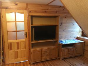 Telewizja i/lub zestaw kina domowego w obiekcie Czerwony Domek na Podlasiu przy lesie
