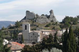 un castello in cima a una collina con un villaggio di Beauregard, votre maison en Provence a Orgon Altre 2 foto