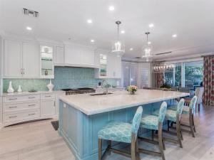 A kitchen or kitchenette at Seas the Day