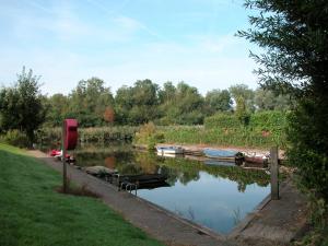 Uitzicht op een rivier vlak bij het vakantiehuis