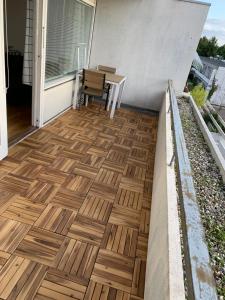 eine Terrasse mit einem Tisch und Holzböden in der Unterkunft Eremitageparken in Kongens Lyngby