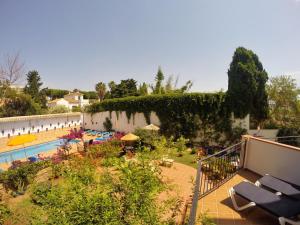 un complejo con piscina y jardín en Hotel Carmen Teresa, en Torremolinos