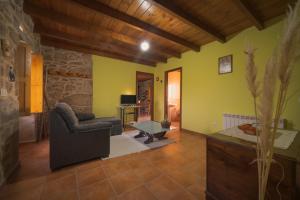 sala de estar con sofá y mesa en A Casa da Charca - Casa rural con jardín en Pontevedra