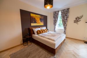 Schlafzimmer mit einem Bett und einem Fenster in der Unterkunft Apartment Lina in Klagenfurt am Wörthersee